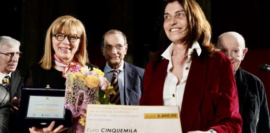 Raffaella Romagnolo premiata dall'assessore comunale alla Cultura Lorenza Rosso