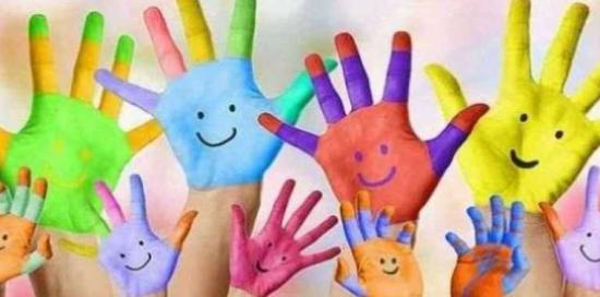 mani di bambini dipinte a colori accesi