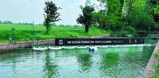 Barriera sul fiume per trattenere i rifiuti