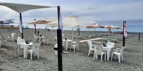 La nuova spiaggia libera attrezzata di Voltri con sedie, lettini e ombrelloni