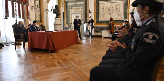 veduta del salone con agente di polizia locale in primo piano