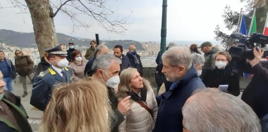 Bucci e la mamma di Mirko parlano insieme ad altre persone