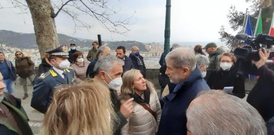 Bucci e la mamma di Mirko parlano insieme ad altre persone