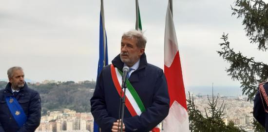 sindaco con fascia tricolore e bandiere