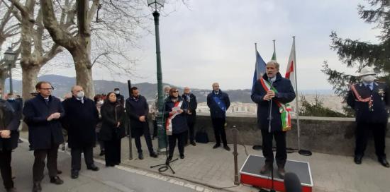 sindaco con fascia tricolore e bandiere parla alla presenza di Paola Vicini e autorità