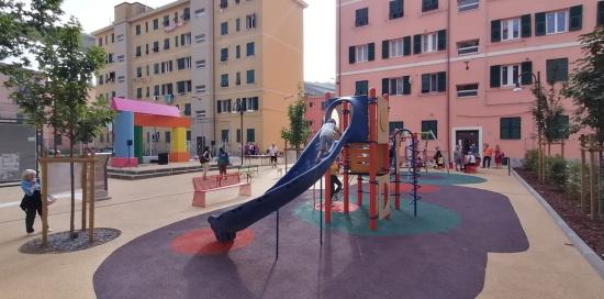 Il nuovo scivolo a disposizione dei bimbi