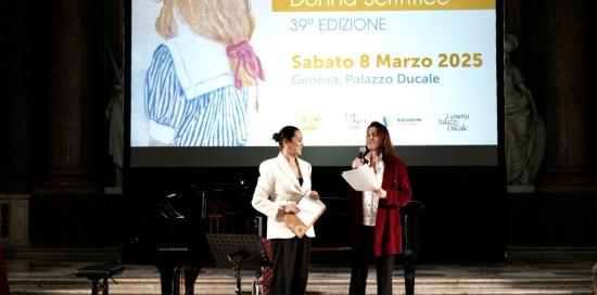 La conduttrice Roberta Capua sul palco insieme all'assessore alla Cultura Lorenza Rosso
