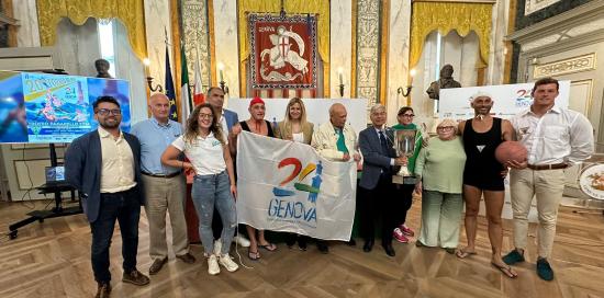 foto di gruppo con bandiera capitale dello sport
