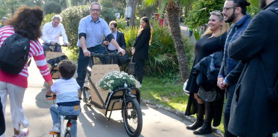 cargo bike in un vialetto dei parchi 