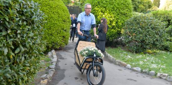 cargo bike in un vialetto dei parchi 