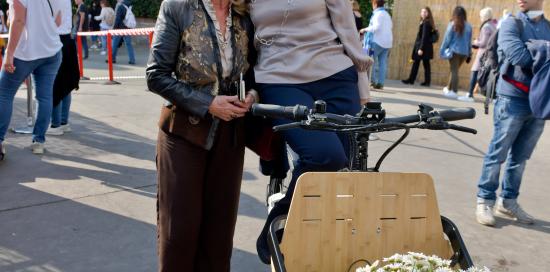 due donne sorridenti osservano una cargo bike