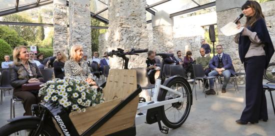 una cargo bike con un carico di piante fiorite 