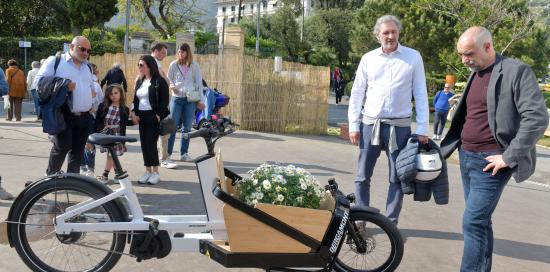 due uomini osservano la cargo bike