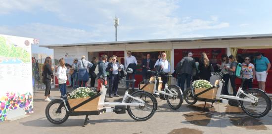 le due cargo bike consegnate al Comune di Genova