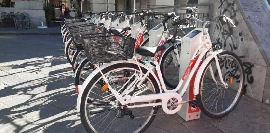 Le bici del vecchio servizio Zena By Bike posteggiate in piazza De Ferrari