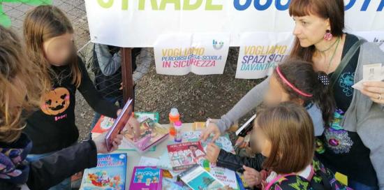 I bimbi impegnati nello scambio di libri con il bookcrossing