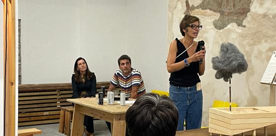 ragazza parla all'interno della falegnameria