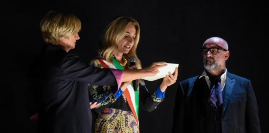 La sindaca Salis consegna la medaglia alla presidente Pinotti. Al loro fianco il direttore Livermore