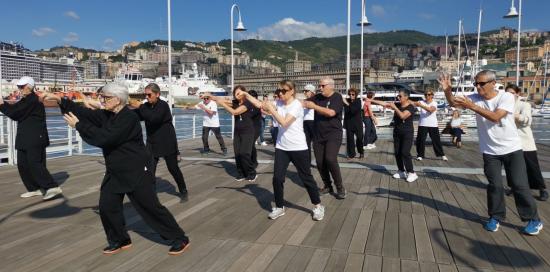 Un momento di una sessione di Tai Chi praticata al Porto Antico di Genova