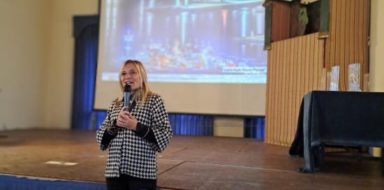 Un momento dell'intervento dell'assessore Bordilli, sullo sfondo una foto del Luna Park a Ponte Parodi 