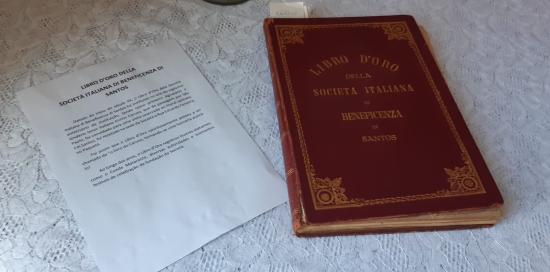 Foto del Libro d'Oro della Società Italiana di Beneficenza di Santos