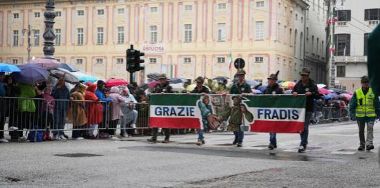 Alpini sfilano in piazza De Ferrari con lo striscione "Grazie Fradis" Alpini sfilano in piazza De Ferrari con lo striscione "Grazie Fradis"