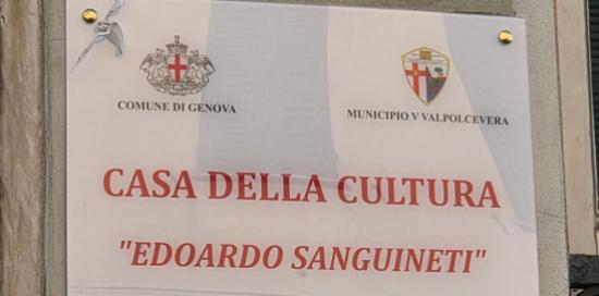 La targa che recita "Casa della Cultura Edoardo Sanguineti" e i nomi delle strutture ospitate all'interno