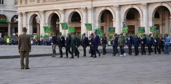Arrivo in piazza De Ferrari degli Alpini con i labari delle varie sezioni