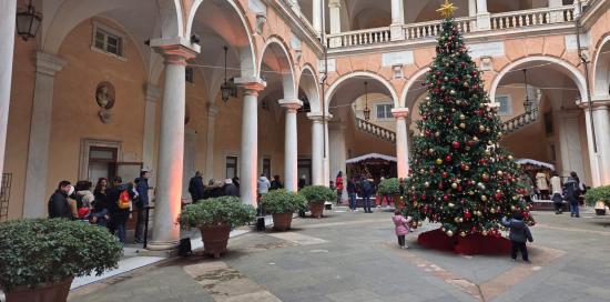 Famiglie in fila nel cortile di Palazzo Tursi per visitare la Casa di Babbo Natale Famiglie in fila nel cortile di Palazzo Tursi per visitare la Casa di Babbo Natale