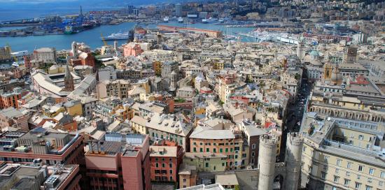 Una veduta dallalto di Genova