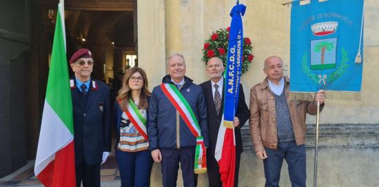 foto di gruppo con bandiere anpi