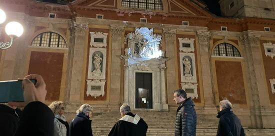 il sindaco e l'assessore Piciocchi davanti alla basilica insieme ad altri