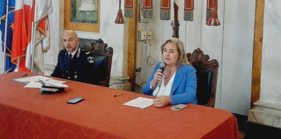 Il comandante Fabio Manzo e la assessora Arianna Viscogliosi in Salone di Rappresentanza per la conferenza stampa