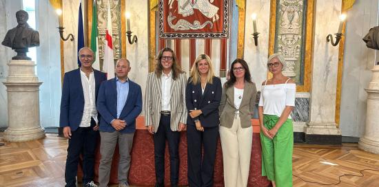 Foto di gruppo: il team di subacquei, l'assessore Bianchi, Claudia Cerioli e Valeria Magliano