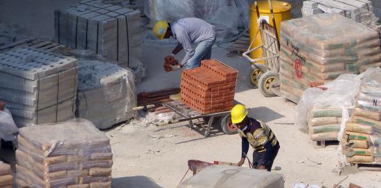 Due operai al lavoro in un cantiere