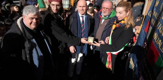 cerimonia pietra inciampo via Fillak Antonio Milani foto gruppo