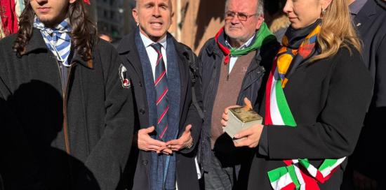 cerimonia pietra inciampo via Fillak Antonio Milani foto gruppo