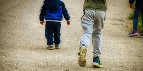 Due bambini ritratti di spalle (foto di repertorio)