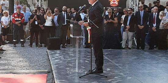 il sindaco parla dal palco