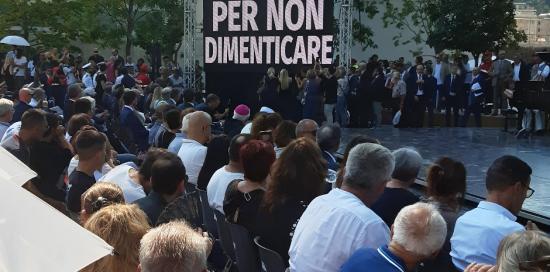 persone sedute durante la cerimonia