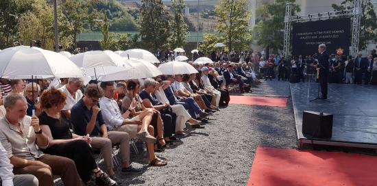 persone sedute durante la cerimonia