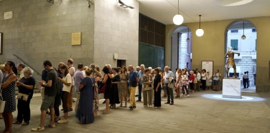 pubblico in coda per entrare al concerto