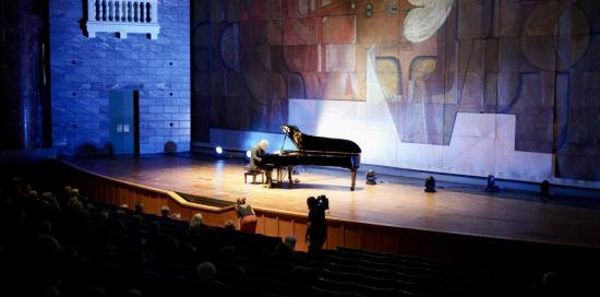 il maestro remo Anzovino al pianoforte