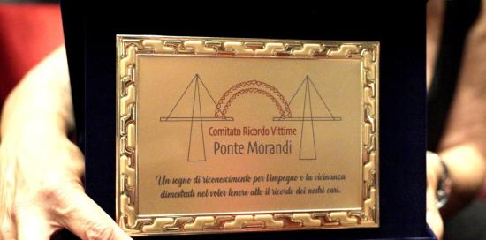 primo piano della targa