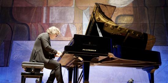 il maestro remo Anzovino al pianoforte