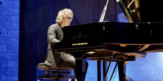 il maestro remo Anzovino al pianoforte