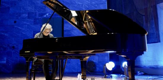il maestro remo Anzovino al pianoforte
