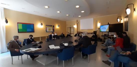 relatori al tavolo ovale della sala Giunta Nuova durante la conferenza stampaAC