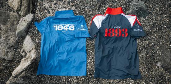 Le magliette in plastica riciclata di Sampdoria e Genoa appoggiate sulla sabbia