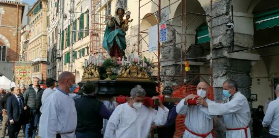 l'arca della Madonna di Masone davanti ai portici di Sottoripa